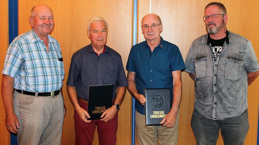 Vorsitzender Hans Günther Schäpers, die Jubilare Hans Werner Quadt und Günther Müller sowie der stellvertretende Vorsitzende der ERH, Michael Sadowski (v.l) Foto: KERH Unterer Niederrhein