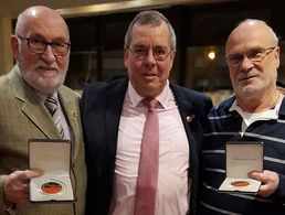 v.l.: Hendrik Grüger, der Kameradschaftsvorsitzende Oberstleutnant a.D. Peter Wolter und Peter Schwerin. Foto: DBwV/LV Nord