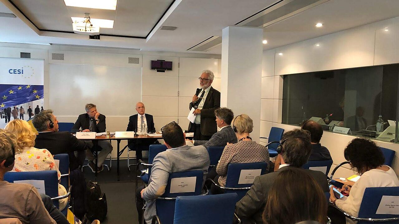 Thomas Sohst, Vertreter des DBwV bei der CESI und Vorsitzender des Berufsrates Verteidigung, bei seinem Vortrag Foto: CESI