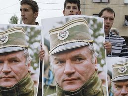 Im Mai 2011 zeigen demonstrierende bosnische Serben Poster von Ratko Mladic. Der frühere Armeechef der bosnischen Serben genießt in Teilen der Bevölkerung immer noch hohes Ansehen. Foto: dpa