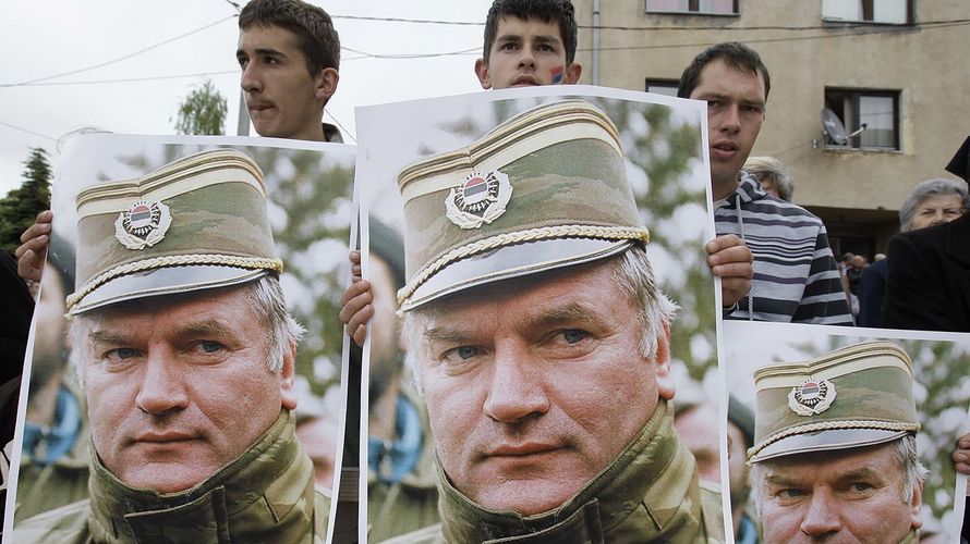Im Mai 2011 zeigen demonstrierende bosnische Serben Poster von Ratko Mladic. Der frühere Armeechef der bosnischen Serben genießt in Teilen der Bevölkerung immer noch hohes Ansehen. Foto: dpa