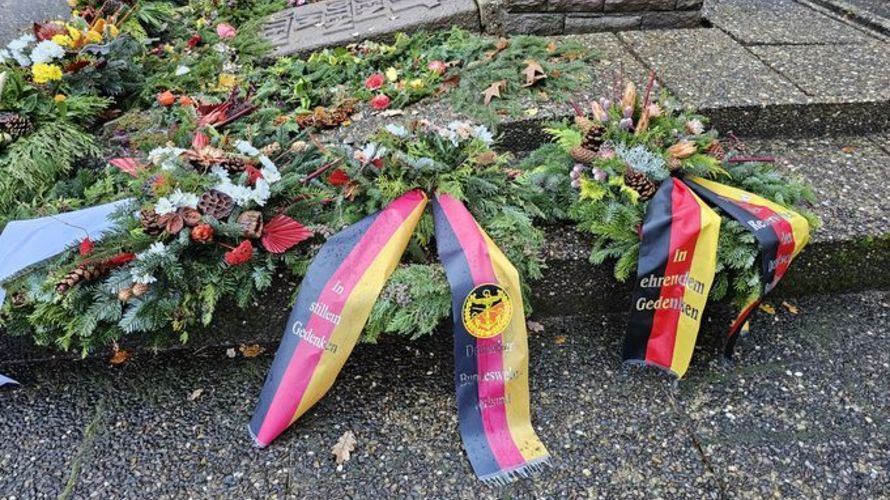 Stabsfeldwebel Peter Kretschmann hat zum Volkstrauertag auf dem Waldfriedhof in Munster einen Kranz niedergelegt. Foto: Munster VTT