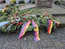 Stabsfeldwebel Peter Kretschmann hat zum Volkstrauertag auf dem Waldfriedhof in Munster einen Kranz niedergelegt. Foto: Munster VTT