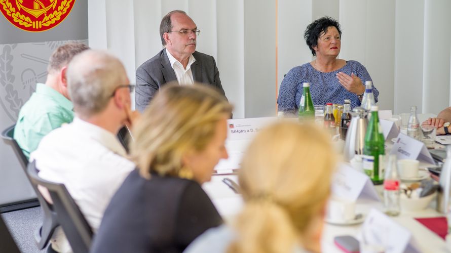 In Berlin tagte die AG Vereinbarkeit von Dienst und Familie/Privatleben unter der Leitung von Stabshauptmann a.D. Hartmut Schönmeyer. Den Teilnehmern stand unter anderem die SPD-Bundestagsabgeordnete Heidtrud Henn Rede und Antwort