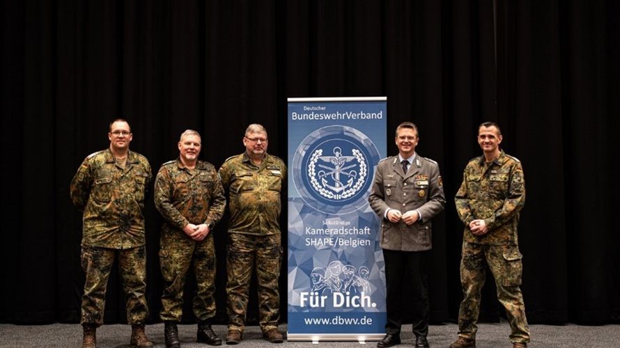 Stabsfeldwebel Haas, Stabsfeldwebel Tuellner, Oberstleutnant Schweickhardt, Oberst Wüstner und Oberstleutnant Rudat. Foto: Selbstständige Kameradschaft SHAPE