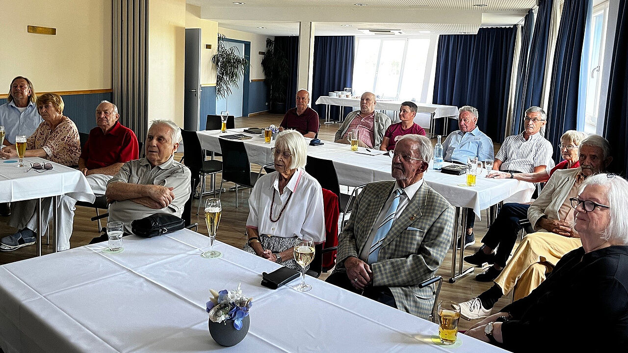 Mit großem Interesse waren die Mitglieder der KERH Berlin-Mitte zum ersten Stammtisch nach der Sommerpause erschienen, bei dem man sich mit dem KFOR-Einsatz beschäftigte. Foto: Roland Lorenz