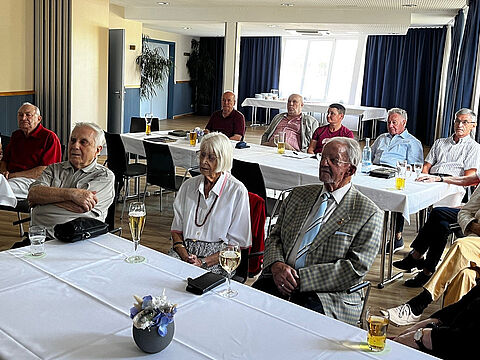 Mit großem Interesse waren die Mitglieder der KERH Berlin-Mitte zum ersten Stammtisch nach der Sommerpause erschienen, bei dem man sich mit dem KFOR-Einsatz beschäftigte. Foto: Roland Lorenz