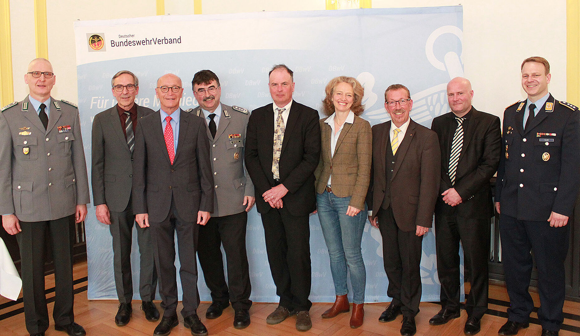 Vorsitzender Hauptmann Steffen Klar (r) mit besonderen Gästen des Jahresempfangs der StoKa München. Foto: DBwV / Ingo Kaminsky