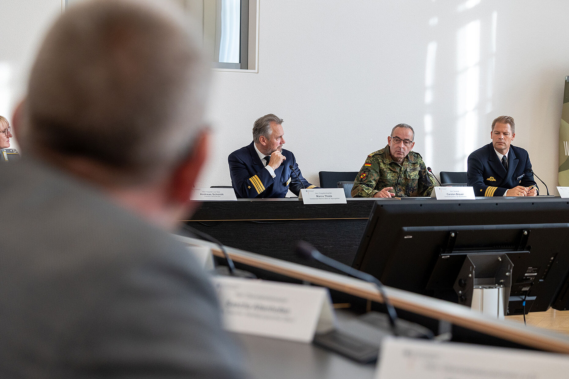 Ein Gespräch mit dem Generalinspekteur der Bundeswehr, General Carsten Breuer (2.v.r.), stand ebenfalls auf der Tagesordnung. Foto: DBwV/Yann Bombeke