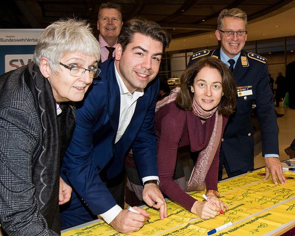 Hauptmann Andreas Steinmetz (r.), stellvertretender DBwV-Vorsitzender, mit Katarina Barley, SPD, Bundesministerin der Justiz und für Verbraucherschutz (2.v.r.) Foto: DBwV/Scheurer