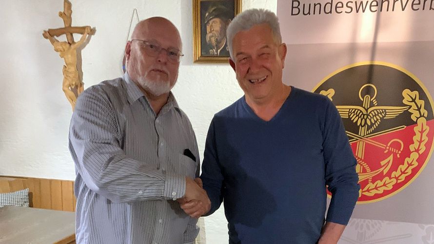 Vorsitzender Stabshauptmann a.D. Wilfried-Joachim Beyer mit dem geehrten Mitglied Max Zimmermann (r.) Foto: Ulrich Plaumann