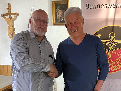 Vorsitzender Stabshauptmann a.D. Wilfried-Joachim Beyer mit dem geehrten Mitglied Max Zimmermann (r.) Foto: Ulrich Plaumann