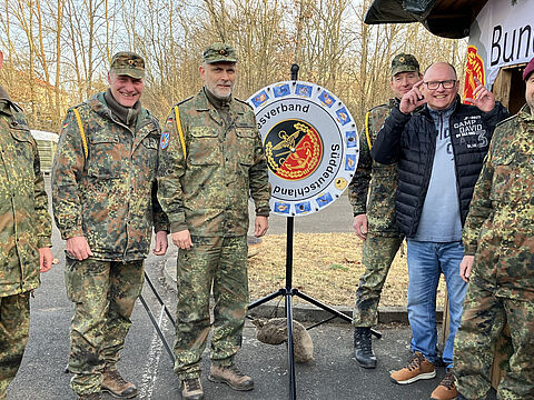 Die Kompaniefeldwebel unterstützten die Veranstaltung und hatten ebenso viel Spaß am Glücksrad des DBwV. Fotos: Thomas Heinrich
