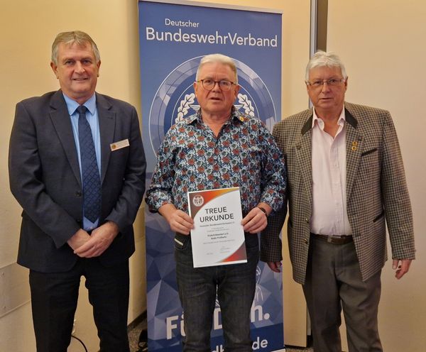 ERH-Vorsitzender Bernhard Hauber (v.l.) mit dem ausgezeichneten Stabsfeldwebel a.D. Bodo Prellwitz und KERH-Vorsitzenden Oberstabsfeldwebel a.D. Peter Hofmann. Foto: KERH Pfullendorf