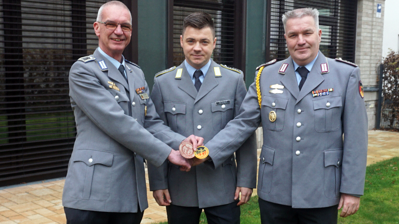 Der stellvertretende Bundesvorsitzende, Oberstabsgefreiter Markus Meißner (Mitte), übergibt die Beauftragung des Ansprechpartners für Auslandseinsätze im süddeutschen Landesverband von Oberstabsfeldwebel a.D. Stefan Weyer (links) an Oberstabsfeldwebel Sven Dyguda. Foto: DBwV