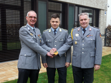 Der stellvertretende Bundesvorsitzende, Oberstabsgefreiter Markus Meißner (Mitte), übergibt die Beauftragung des Ansprechpartners für Auslandseinsätze im süddeutschen Landesverband von Oberstabsfeldwebel a.D. Stefan Weyer (links) an Oberstabsfeldwebel Sven Dyguda. Foto: DBwV