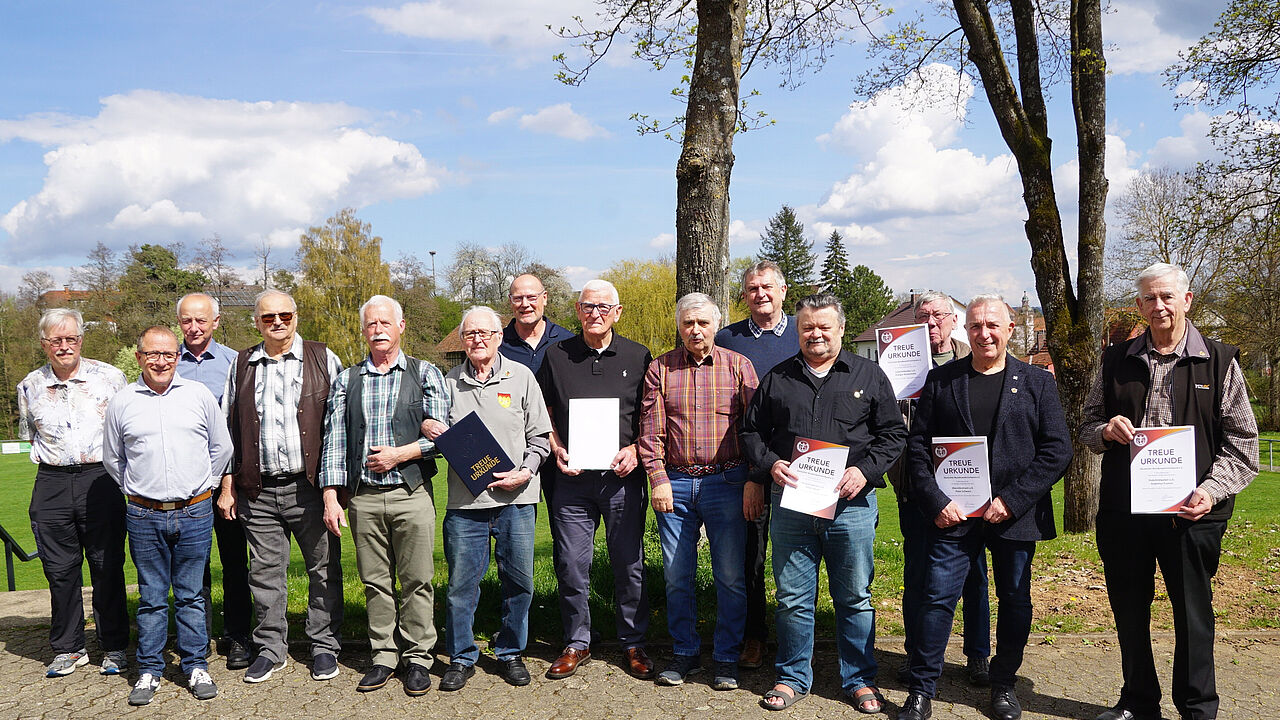 Der Vorstand der KERH Haßberge, Bamberg, Coburg mit Vorsitzendem Stabsfeldwebel a.D.  Karlheinz Buld (5. von links), den geehrten Mitgliedern und Ehrengästen sowie Ehrenvorsitzendem Stabsfeldwebel a.D. Hubertus Fromm (1.von rechts). Foto: Peter Vietze