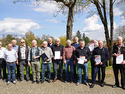 Der Vorstand der KERH Haßberge, Bamberg, Coburg mit Vorsitzendem Stabsfeldwebel a.D.  Karlheinz Buld (5. von links), den geehrten Mitgliedern und Ehrengästen sowie Ehrenvorsitzendem Stabsfeldwebel a.D. Hubertus Fromm (1.von rechts). Foto: Peter Vietze