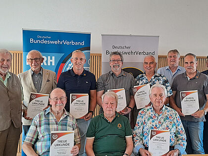 Die Kameradschaft ERH Landsberg am Lech ehrte bei ihrem Grillfest langjährige und verdienstvolle Mitglieder. Foto: Toni Rathgeb