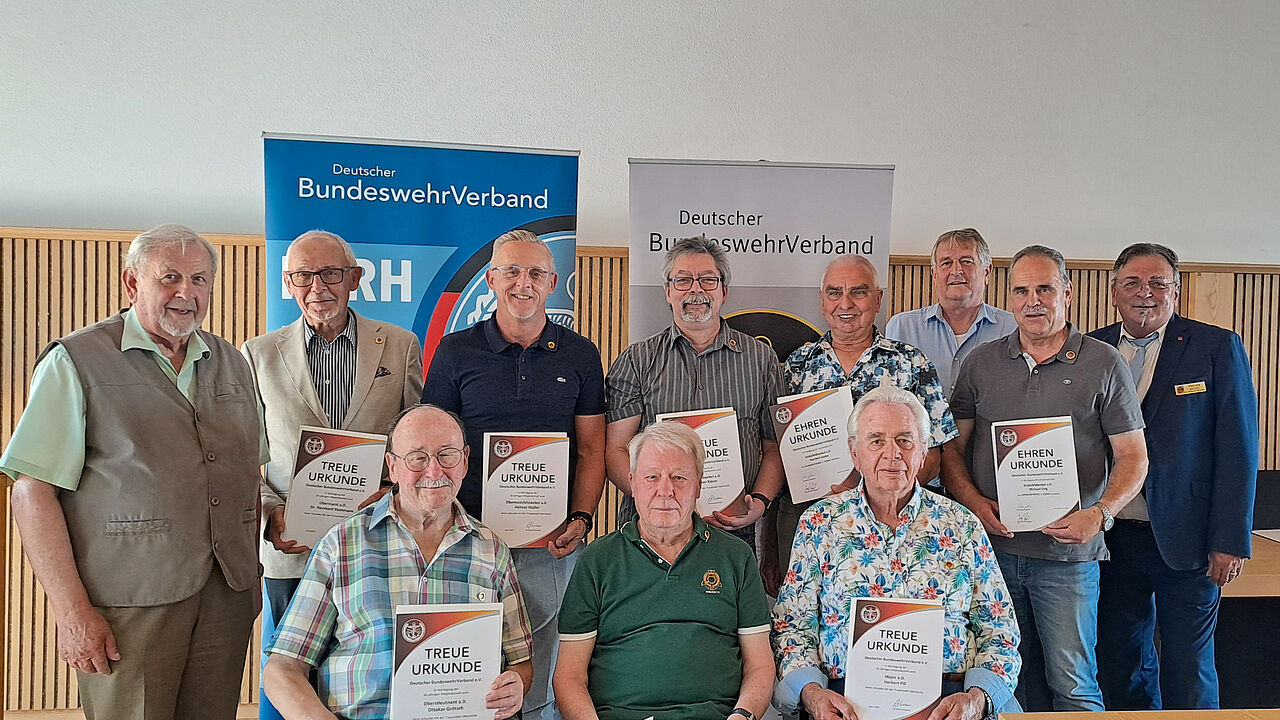 Die Kameradschaft ERH Landsberg am Lech ehrte bei ihrem Grillfest langjährige und verdienstvolle Mitglieder. Foto: Toni Rathgeb