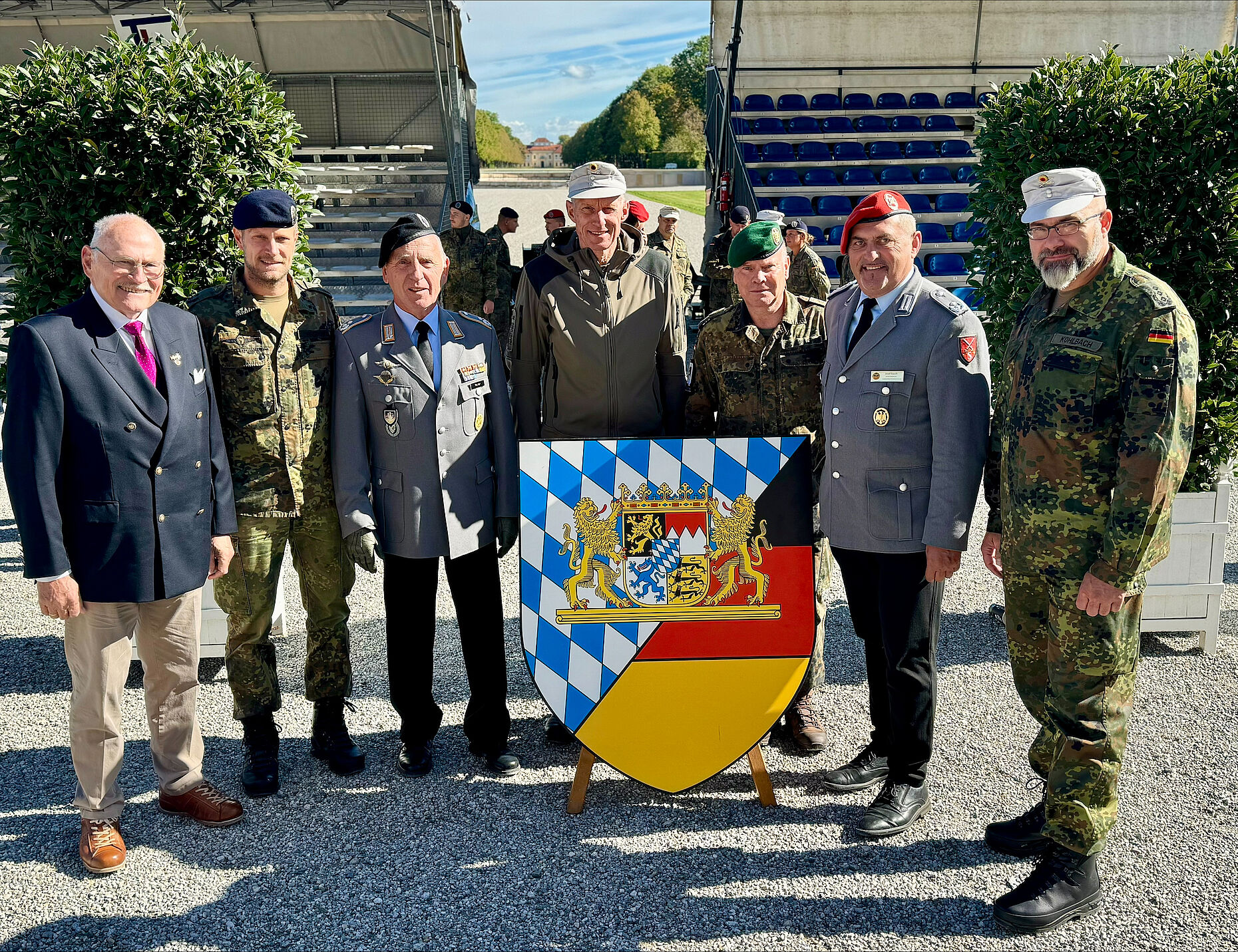 Für den Deutschen BundeswehrVerband nahmen Landesvorsitzender Oberstleutnant a.D. Josef Rauch (2. von rechts), Bezirksvorsitzender Oberstleutnant Daniel Brunner (2. von links) sowie weitere Mandatsträger und Mitglieder des Verbandes teil. Foto: Daniel Brunner