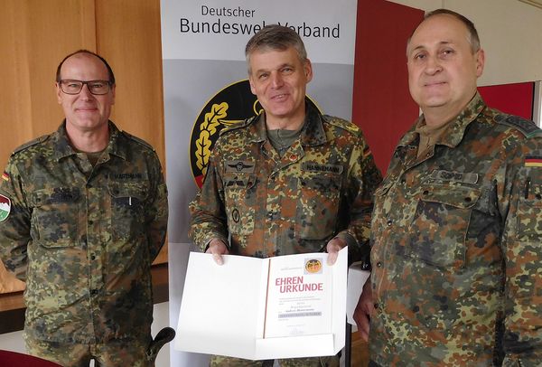 Bezirksvorsitzender Oliver Hartmann, Brigadegeneral Andreas Hannemann, TruKa-Vorsitzender Peter Schmid. Foto: DBwV/Frank Gotthardt