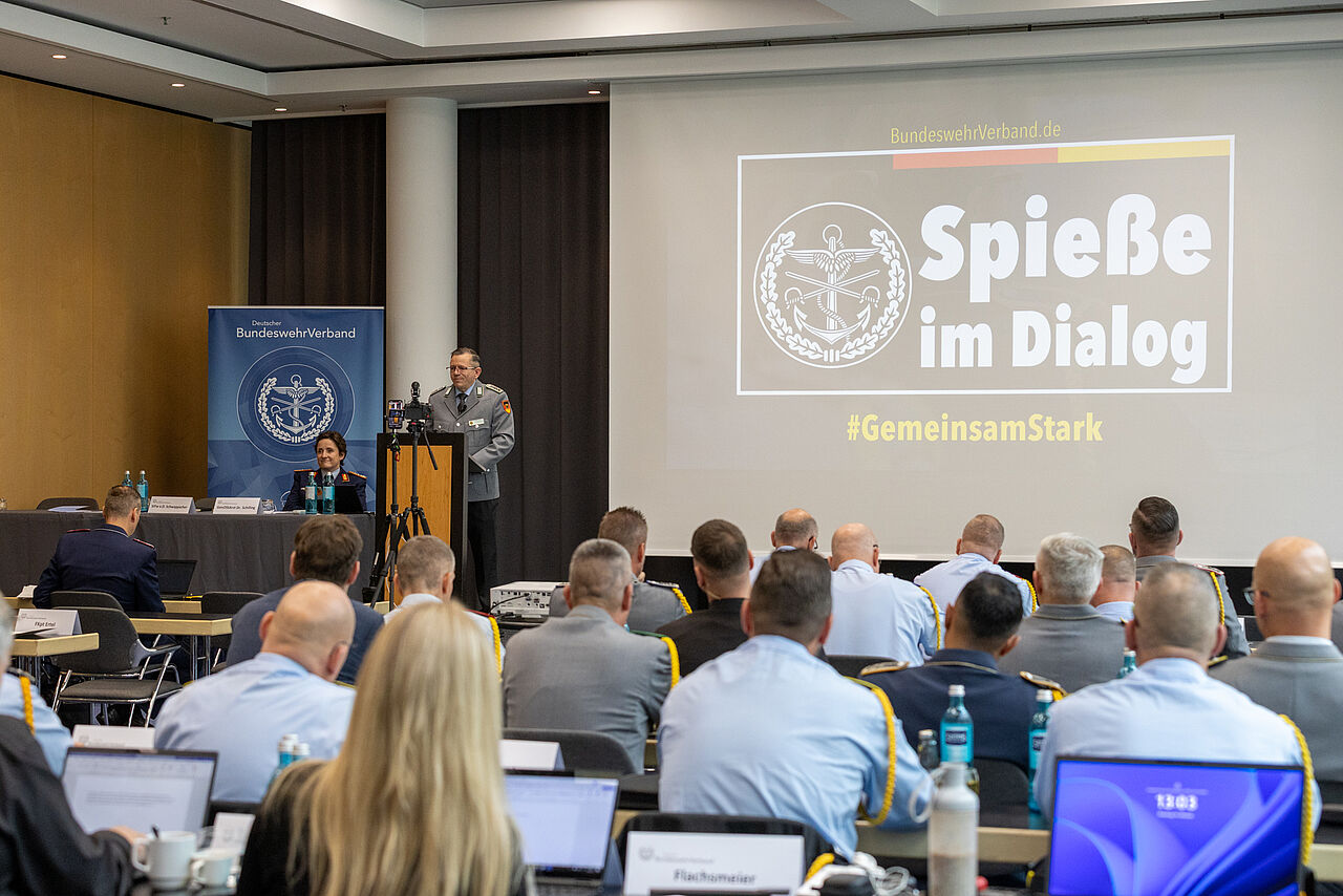 „Spieße im Dialog": Kompaniefeldwebel trafen sich auf Einladung des DBwV in Potsdam. Foto: DBwV/Sarina Flachsmeier