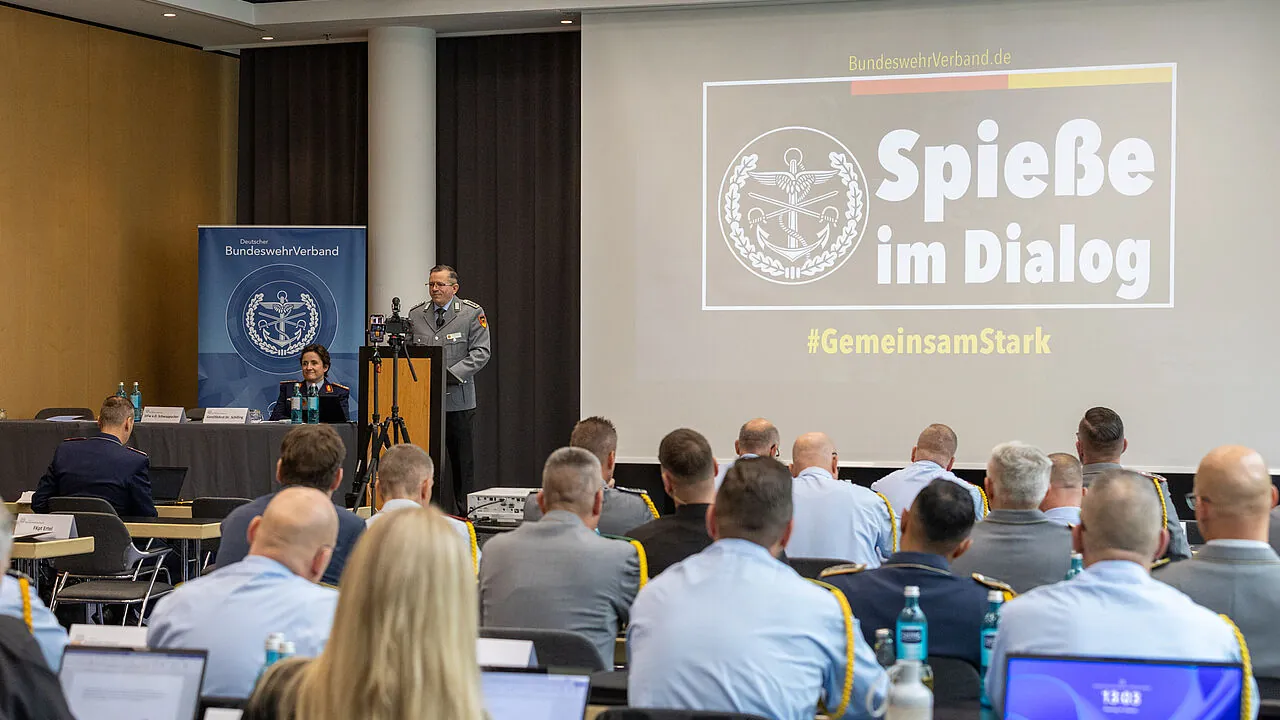 „Spieße im Dialog": Kompaniefeldwebel trafen sich auf Einladung des DBwV in Potsdam. Foto: DBwV/Sarina Flachsmeier