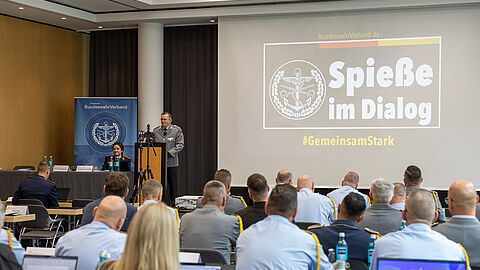 „Spieße im Dialog": Kompaniefeldwebel trafen sich auf Einladung des DBwV in Potsdam. Foto: DBwV/Sarina Flachsmeier