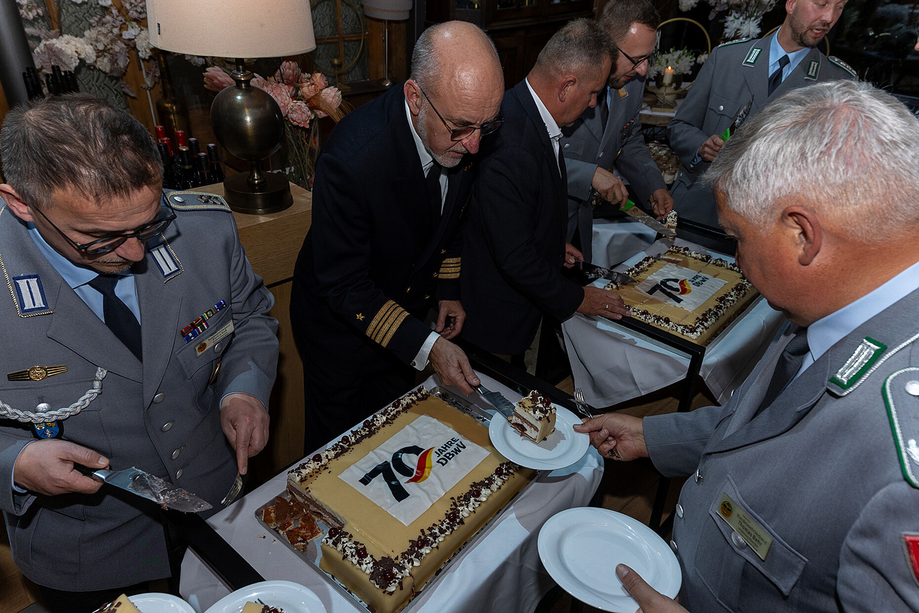 Mit leckerer Torte wurde auch der 70. Geburtstag des DBwV gefeiert. Foto: DBwV/Yann Bombeke