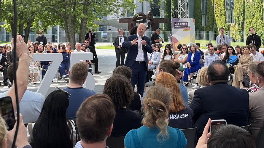 Bundeskanzler Olaf Scholz tauscht sich im Dialogforum mit Bürgerinnen und Bürgern aus. Foto: DBwV