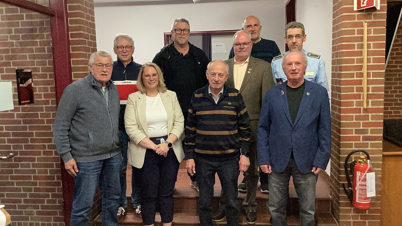  E-D:	Bei der Mitgliederversammlung in der Evenburg-Kaserne: Vorne, v.l.: Walter Schmidt, Susanne Winter, Klaus-Dieter Janßen und Wilfried Koch; hinten v.l.: Norbert Klawitter, OSF a.D. Udo Lükenbroer, Peter Pfaff, Karl-Heinz Michalak und Oliver Sekuli. Foto: LV Nord