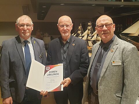 Der Vorsitzende ERH im Landesvorstand Ost Frank Udo Reiche mit dem geehrten Oberst a. D. Jürgen Roske und den Kameradschaftsvorsitzenden Oberstabsbootsmann a. D. Ingo Boltz (vlnr). Foto: Olaf Pietrzak