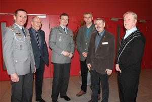 Im Gespräch mit dem Vorsitzenden des Deutschen Bundeswehrverbandes, André Wüstner (3. von links), Christian Seidel (Standort Sondershausen), Joachim Wohlfeld (Landesverbandes Ost), Hans Jürgen Hoffmann (Nordhausen Sondershausen Nordthüringen), Friedrich B