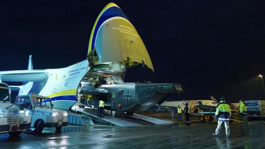 Nach mehr als 18 Jahren im Einsatz in Afghanistan landete der CH-53-Transporthubschrauber im Bauch einer Antonov auf dem Flugfeld des Flughafens Leipzig. Foto: Twitter Team_Luftwaffe