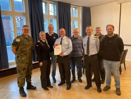 Die Mandatsträger Stabsfeldwebel Andreas Kienzle, Hauptfeldwebel Annett Michel, Dirk Sommer und Claus Arndt, Oberst a.D. Lothar Dobschall, Oberstabsfeldwebel Tobias Kossiski, Oberstabsbootsmann Jörg Kock und der Technische Regierungshauptsekretär Christoph Timon (v.l.) Foto: DBwV