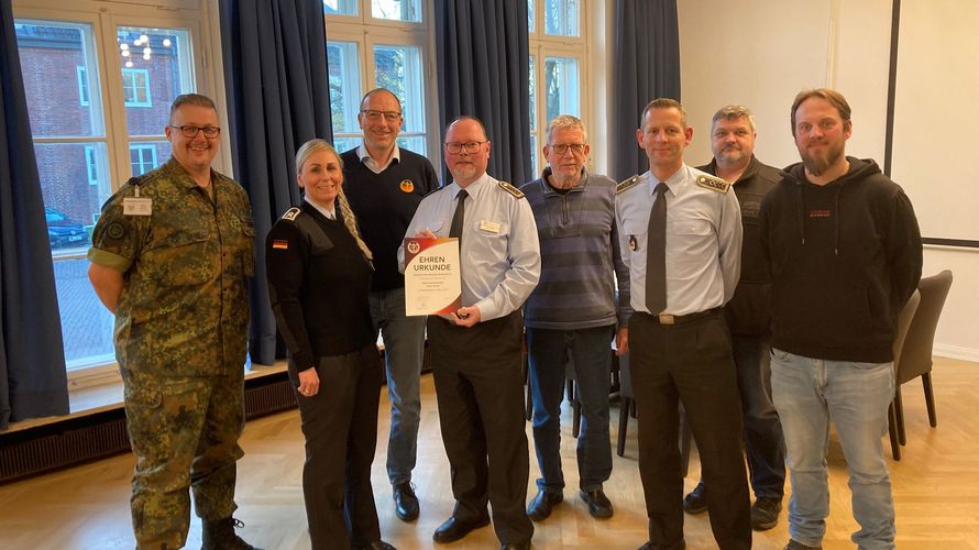 Die Mandatsträger Stabsfeldwebel Andreas Kienzle, Hauptfeldwebel Annett Michel, Dirk Sommer und Claus Arndt, Oberst a.D. Lothar Dobschall, Oberstabsfeldwebel Tobias Kossiski, Oberstabsbootsmann Jörg Kock und der Technische Regierungshauptsekretär Christoph Timon (v.l.) Foto: DBwV