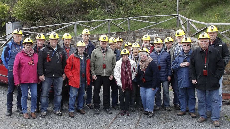 Eine stattliche Besuchergruppe, gut gerüstet zum Einfahren in die Grube - Glück auf! Foto: KERH Mayen-Andernach-Mendig