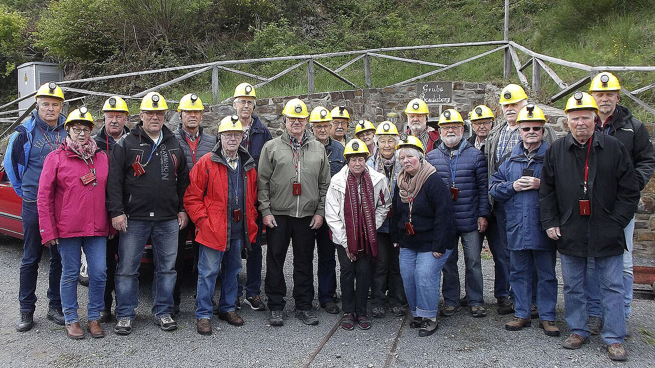 Eine stattliche Besuchergruppe, gut gerüstet zum Einfahren in die Grube - Glück auf! Foto: KERH Mayen-Andernach-Mendig