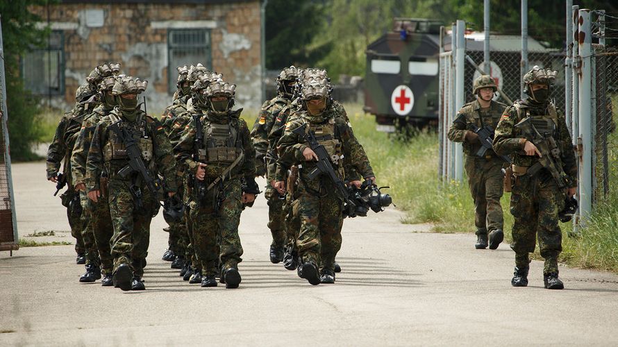 Soldaten vom Kommando Spezialkräfte des Heeres marschieren zur Lehrvorführung Resolute Solution Foto: Bundeswehr/Jana Neumann