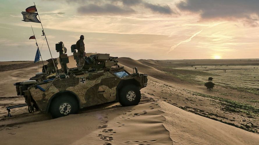 Die deutsche Besatzung des Panzerspähwagens Fennek überblickt die malische Wüste. In der Sahelregion sind die Auswirkungen der Klimakrise auch sicherheitspolitisch von Belang. Foto: Bundeswehr