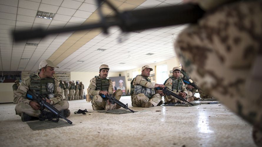 Deutsche Soldaten bilden Peschmerga an der US-amerikanischen Waffe M16 in Erbil aus Foto: Bundeswehr/Andrea Bienert