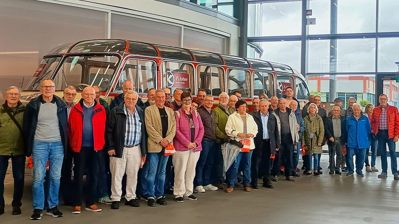 Die Teilnehmer der KERH Ulm/Neu-Ulm vor einem historischen Daimler-Oldtimerbus im Kundencenter von Daimler Buses in Neu-Ulm. Foto: Dieter Mehrl