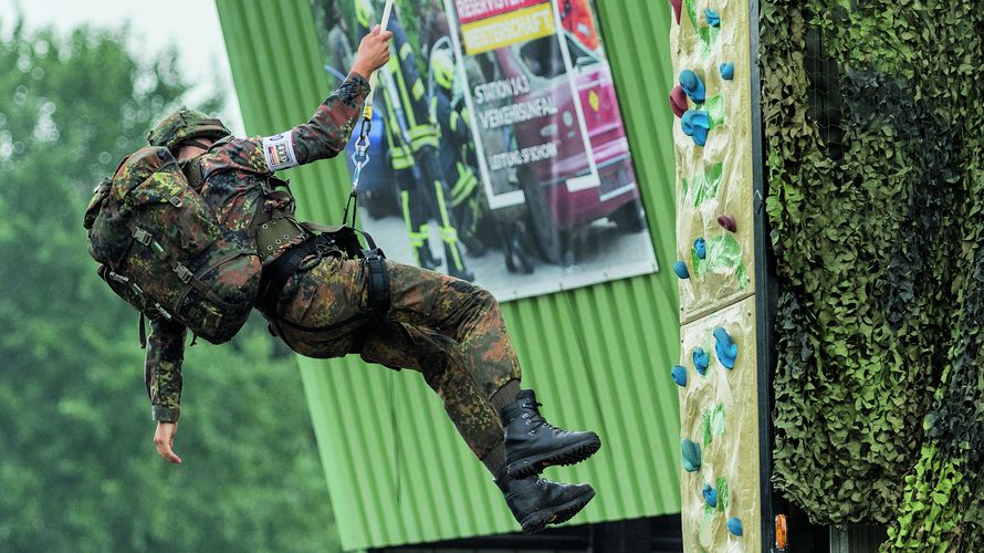 Mit vollem Gepäck am Kletterturm bei einer Reservistenmeisterschaft - mit der Grundbeorderung soll künftig der Personalbedarf der Reserve gedeckt werden. Foto: Bundeswehr/Döpke