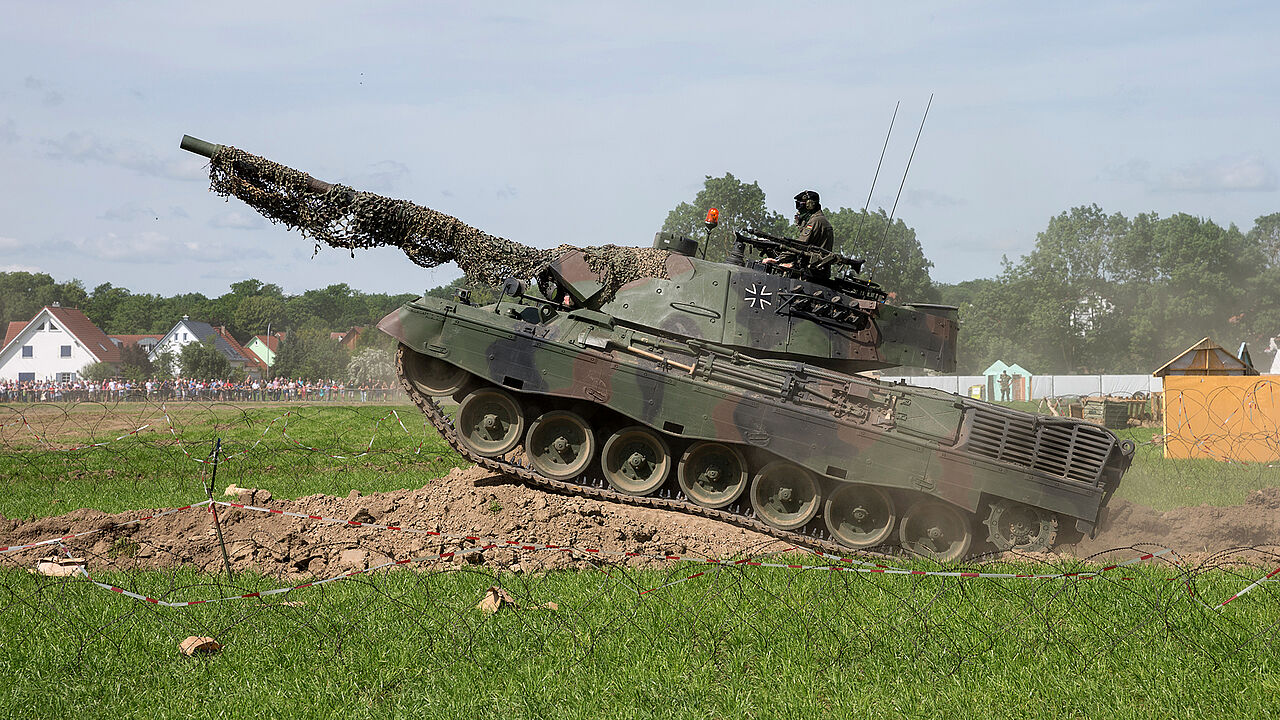 Rheinmetall kann nach eigenen Angaben der Ukraine bis zu 50 ältere Kampfpanzer vom Typ Leopard 1 bereitstellen. Bei der Bundeswehr ist der Panzer nicht im Einsatz und ist höchstens noch bei Vorführungen zu sehen, wie hier beim Tag der Bundeswehr 2019 in Dillingen an der Donau. Foto: Bundeswehr/Jonas Weber