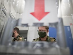 Bundeswehrsoldaten im Corona-Einsatz am Berliner ZOB. Nun werden vier Soldaten auch im Berliner Bezirk Friedrichshain-Kreuzberg im Rahmen der Amtshilfe eingesetzt. Foto: Bundeswehr/Tom Twardy