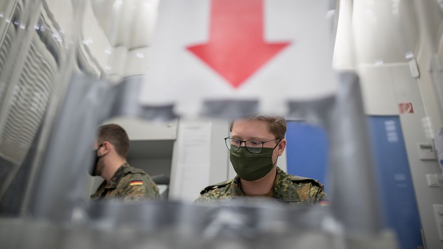 Bundeswehrsoldaten im Corona-Einsatz am Berliner ZOB. Nun werden vier Soldaten auch im Berliner Bezirk Friedrichshain-Kreuzberg im Rahmen der Amtshilfe eingesetzt. Foto: Bundeswehr/Tom Twardy