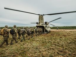 Soldaten der Division Schnelle Kräfte besteigen einen US-Hubschrauber bei der Übung Green Griffin im Oktober 2021. Die NATO hat die „Notice-to-Move“-Frist angesichts der angespannten Lage jetzt verkürzt. Foto: Bundeswehr/Jana Neumann