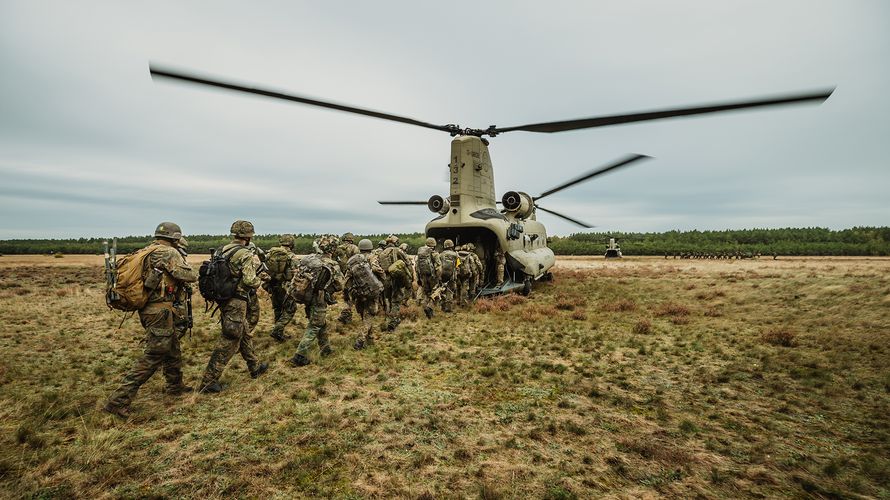 Soldaten der Division Schnelle Kräfte besteigen einen US-Hubschrauber bei der Übung Green Griffin im Oktober 2021. Die NATO hat die „Notice-to-Move“-Frist angesichts der angespannten Lage jetzt verkürzt. Foto: Bundeswehr/Jana Neumann