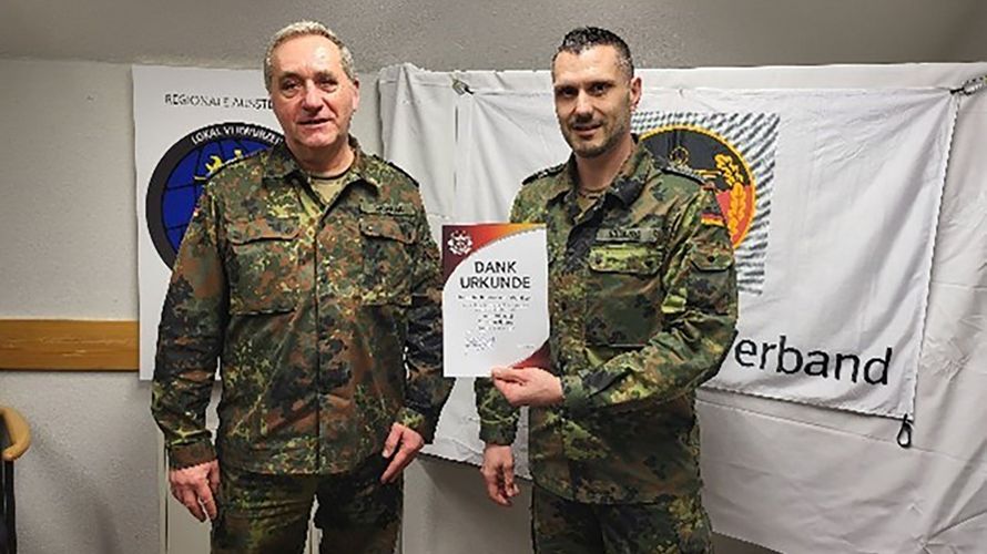 In der ersten Vorstandssitzung der TruKa Clausewitz-Kaserne konnte der Vorsitzende, Stabsfeldwebel Dirk Wontka (l.) Hauptfeldwebel Christian Sieburg mit der Dankurkunde des Landesvorsitzenden auszeichnen. Foto: Enrico Sommer